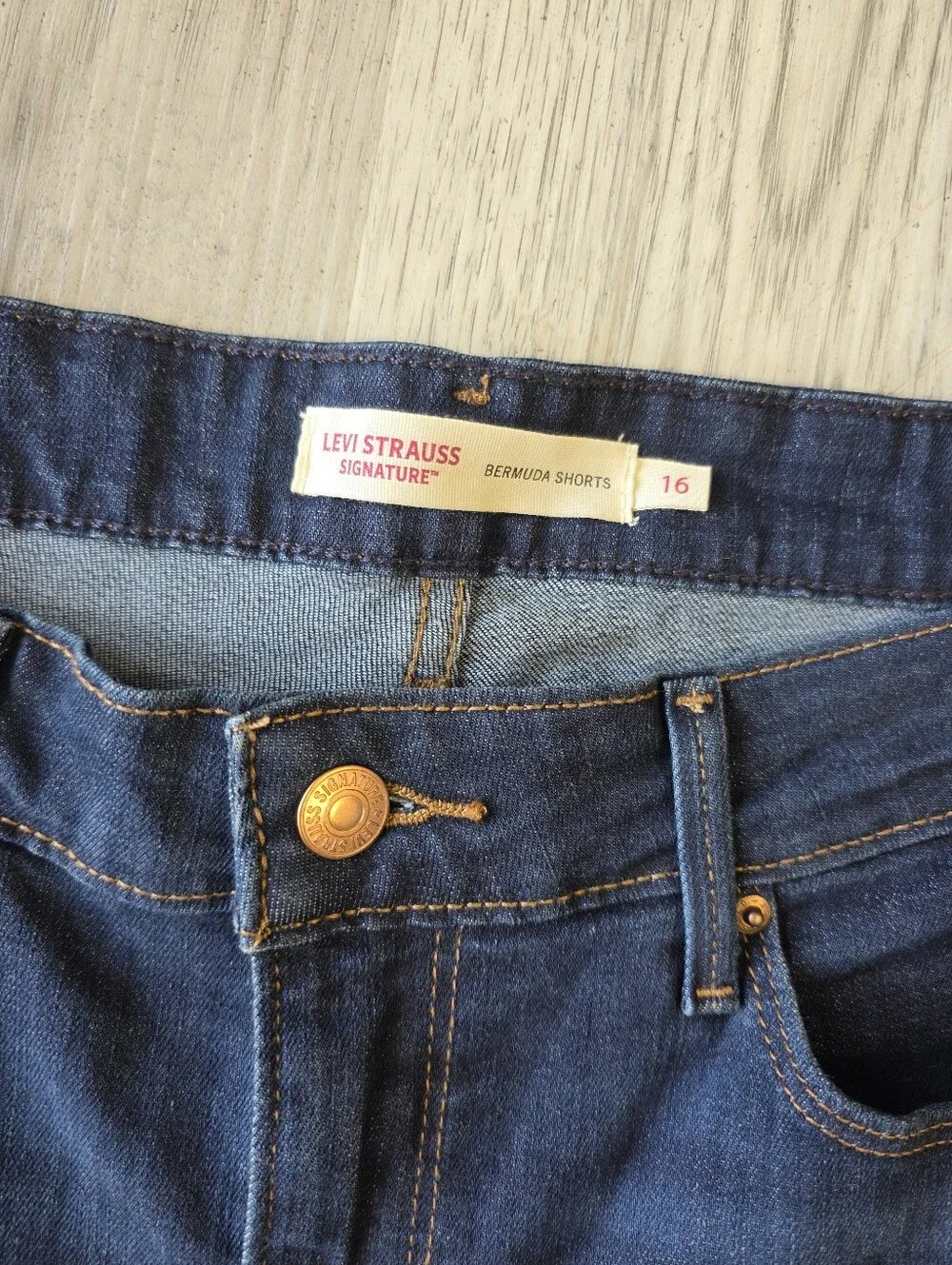 Levi Strauss Signature Women’s Bermuda Shorts Size 16 NWT